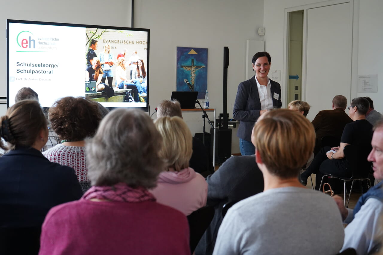 Dr. Andrea Dietzsch (EH Ludwigsburg) spricht beim Ökumenischen Schulseelsorgetag im Heinrich-Fries-Haus